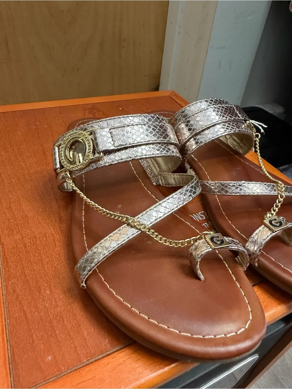 GBG Los Angeles Women’s Metallic Snake Print Chain Accent Slide Sandals. Size: 8